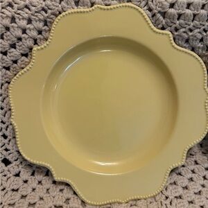 Elegant Cream Scalloped Dinner Plate Nicole Miller Home, new 
Yellow 11’ wide